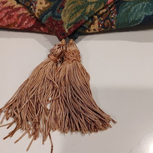 Floral Tapestry Table Runner with Tassels Vintage - Picture 6 of 7